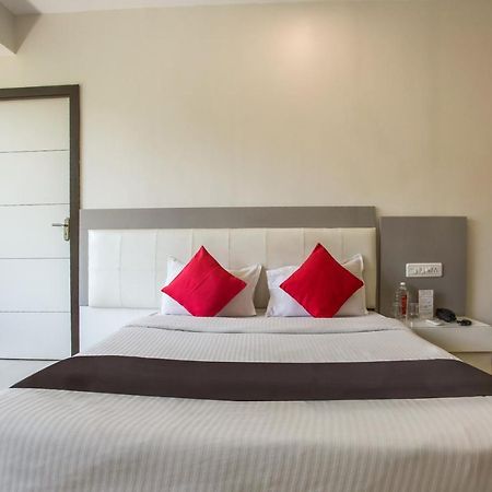 Capital O 35557 Hotel Aura Bombay Esterno foto
