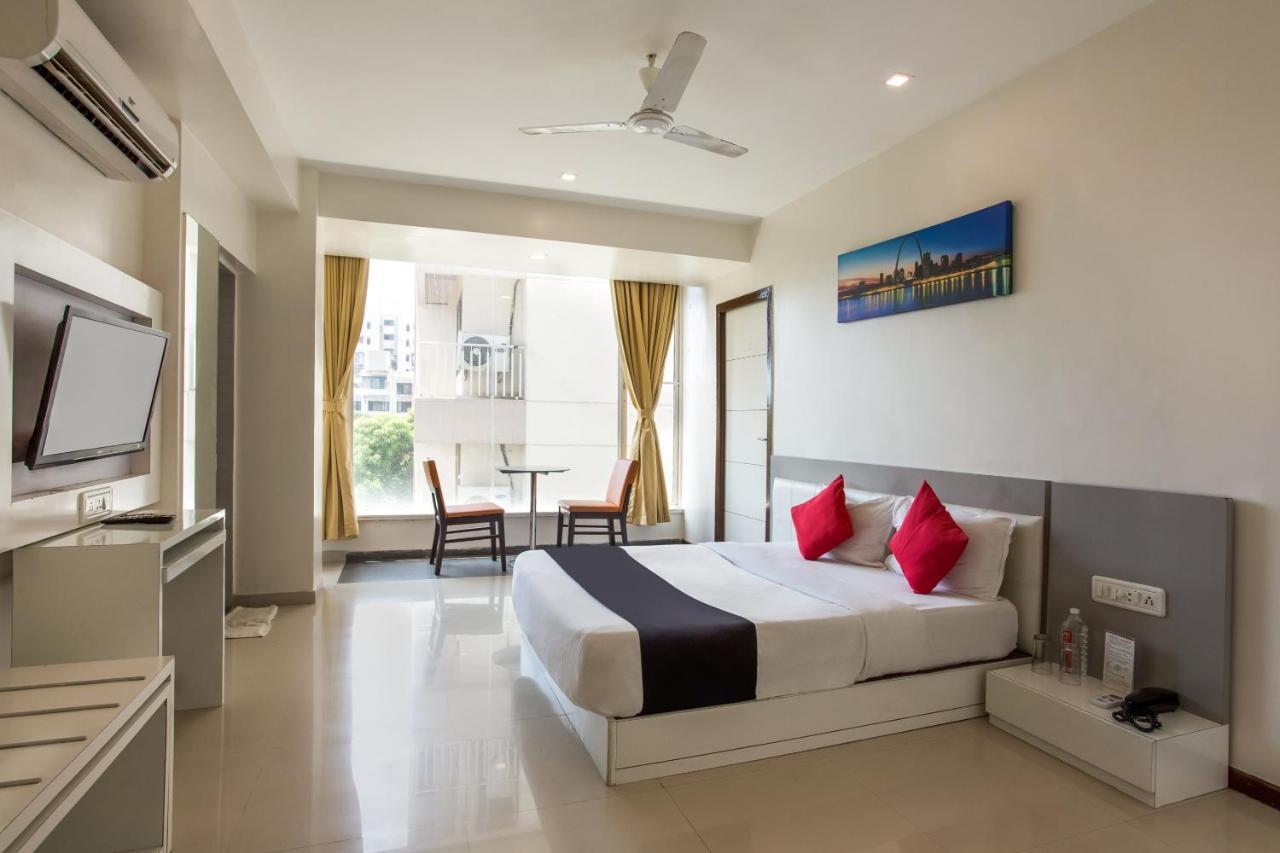 Capital O 35557 Hotel Aura Bombay Esterno foto